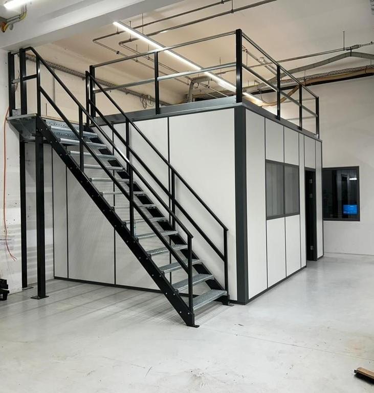 Meisterbüro mit Stahlbühne