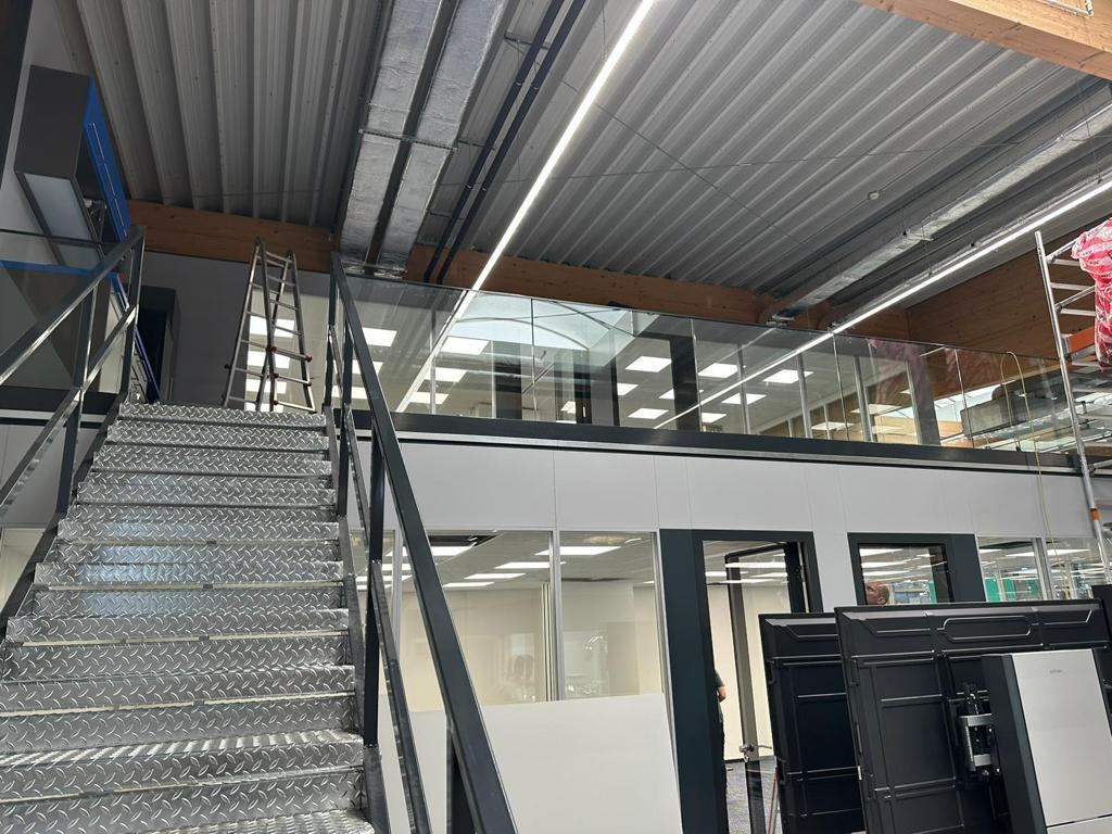 Stahlbühne mit Glasbalkon