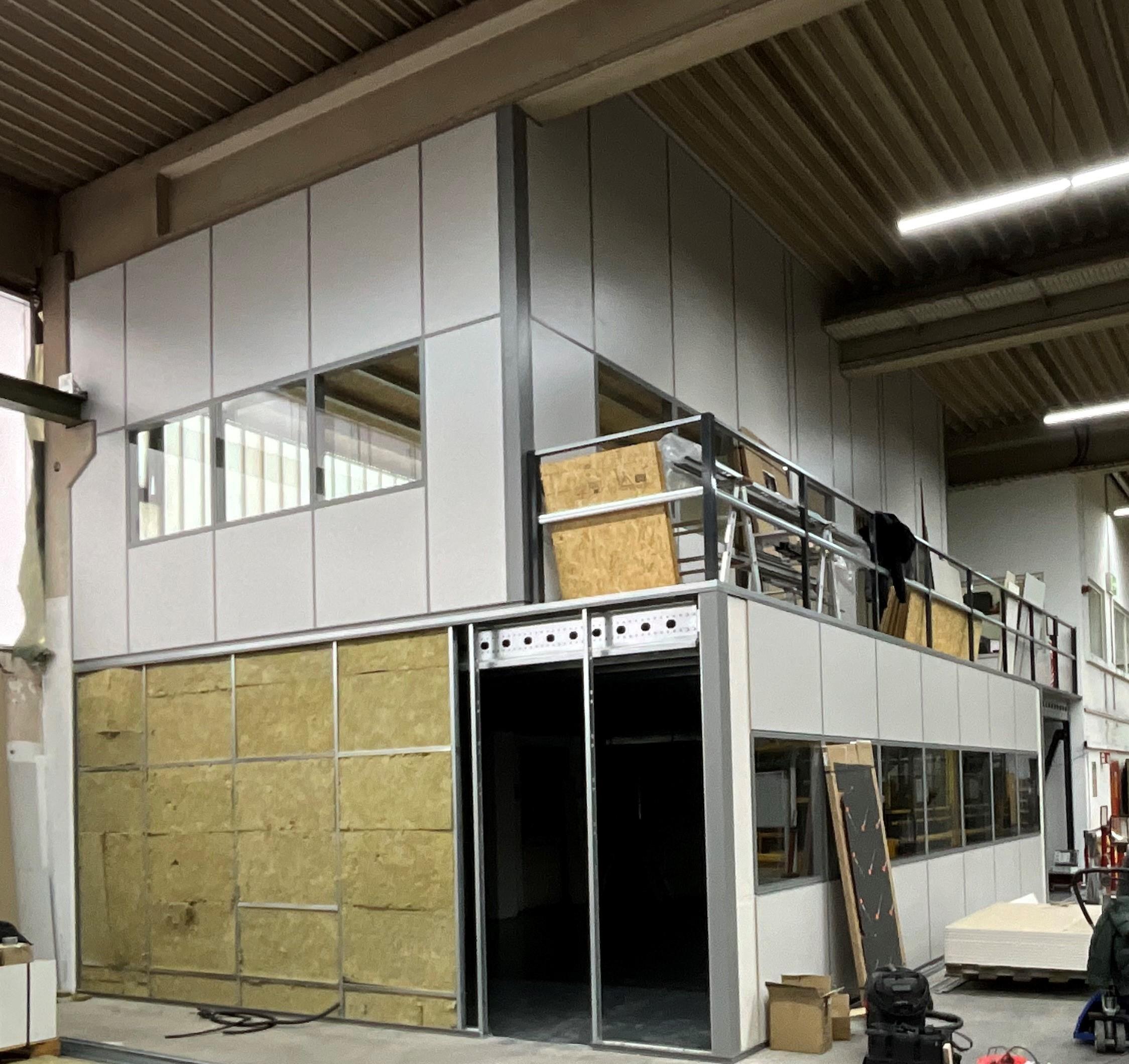 Doppelstockanlage mit Stahlbühne und Treppe