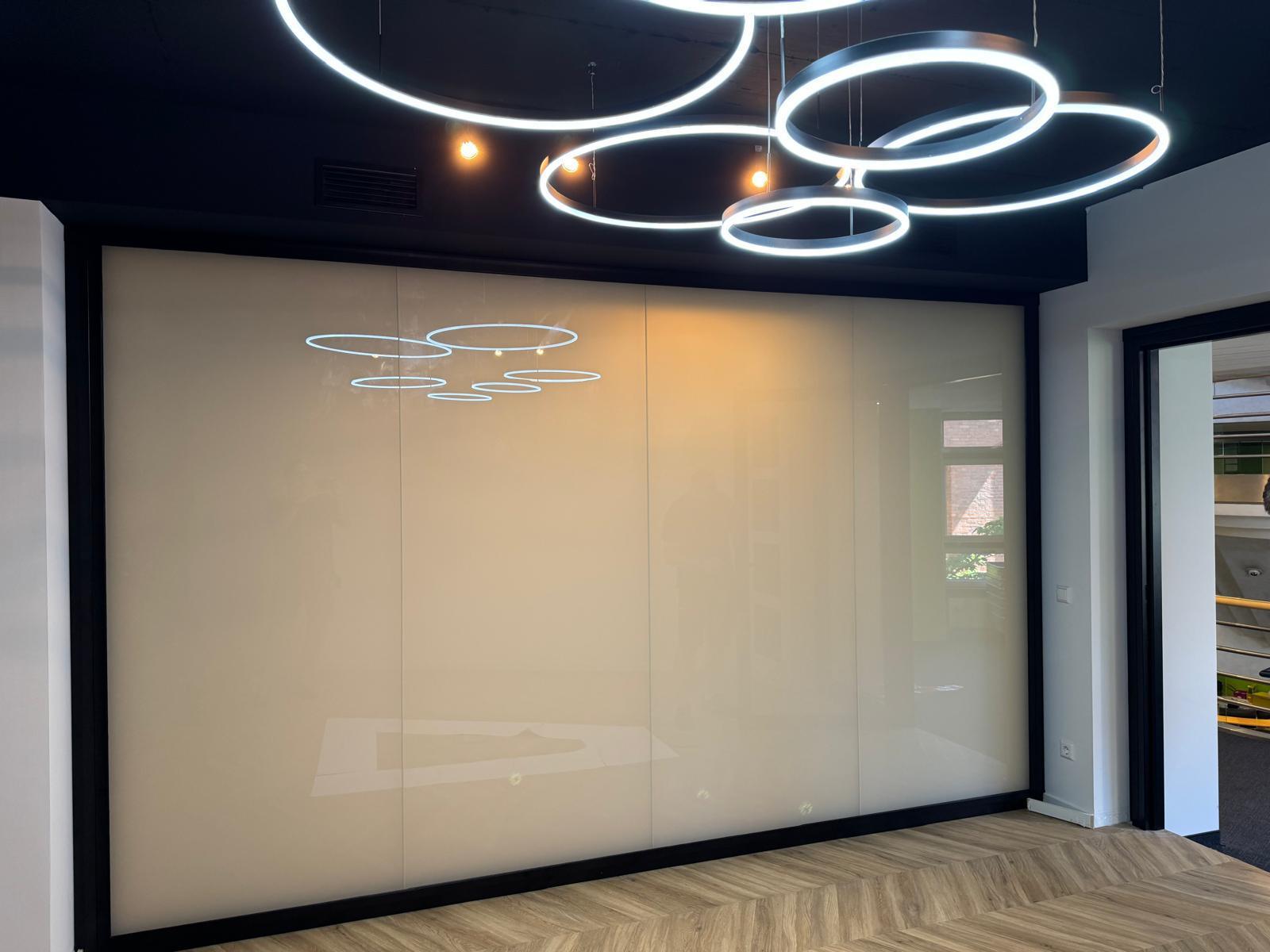 Ganzglaswand mit Maars Panorama